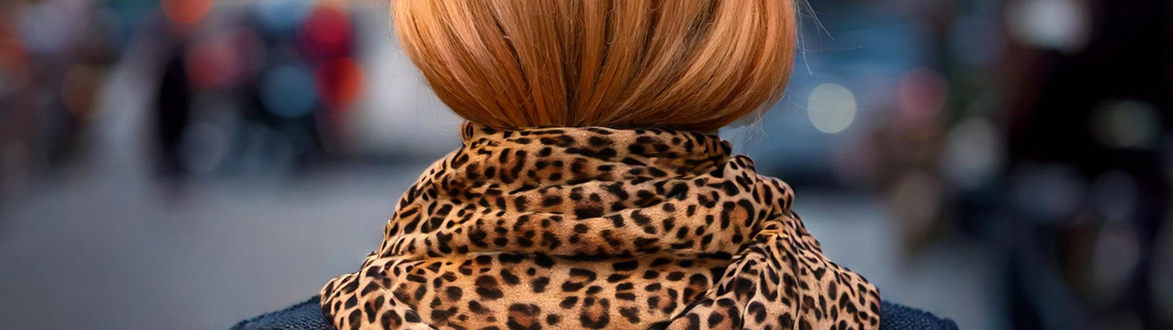 Frau mit Leoparden-Muster-Schal von hinten fotografiert