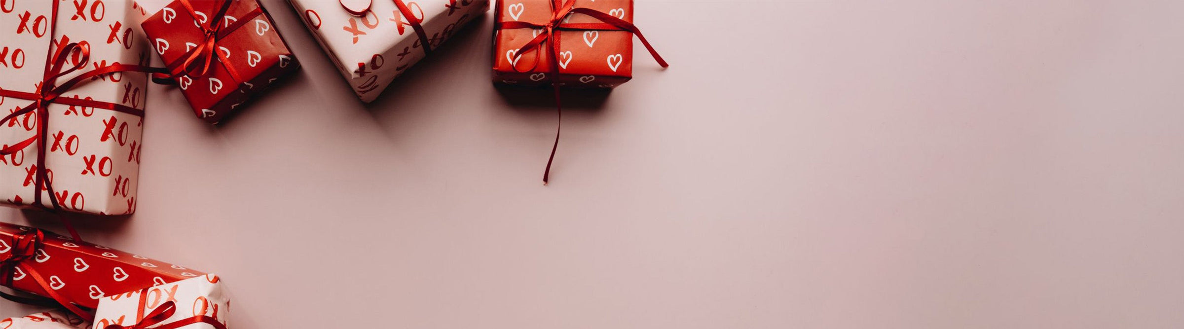 Große und kleine Geschenke weihnachtlich verpackt am linken Rand