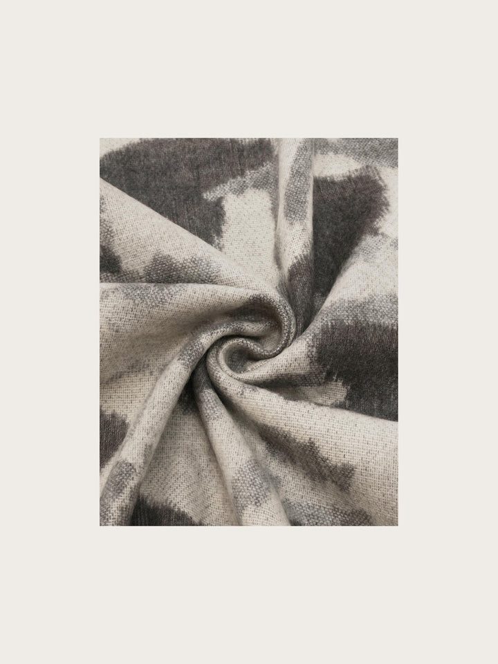 Cashmink-Schal mit abstrahiertem Leo-Design