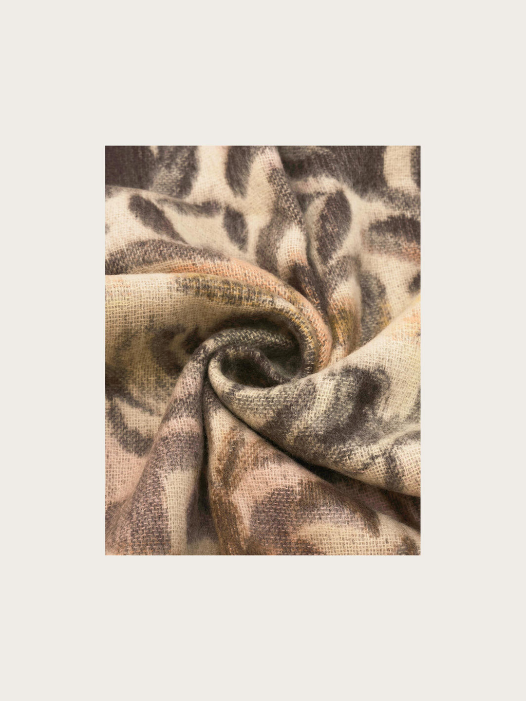 Cashmink-Schal mit romantischem Blumen- und Ranken-Design