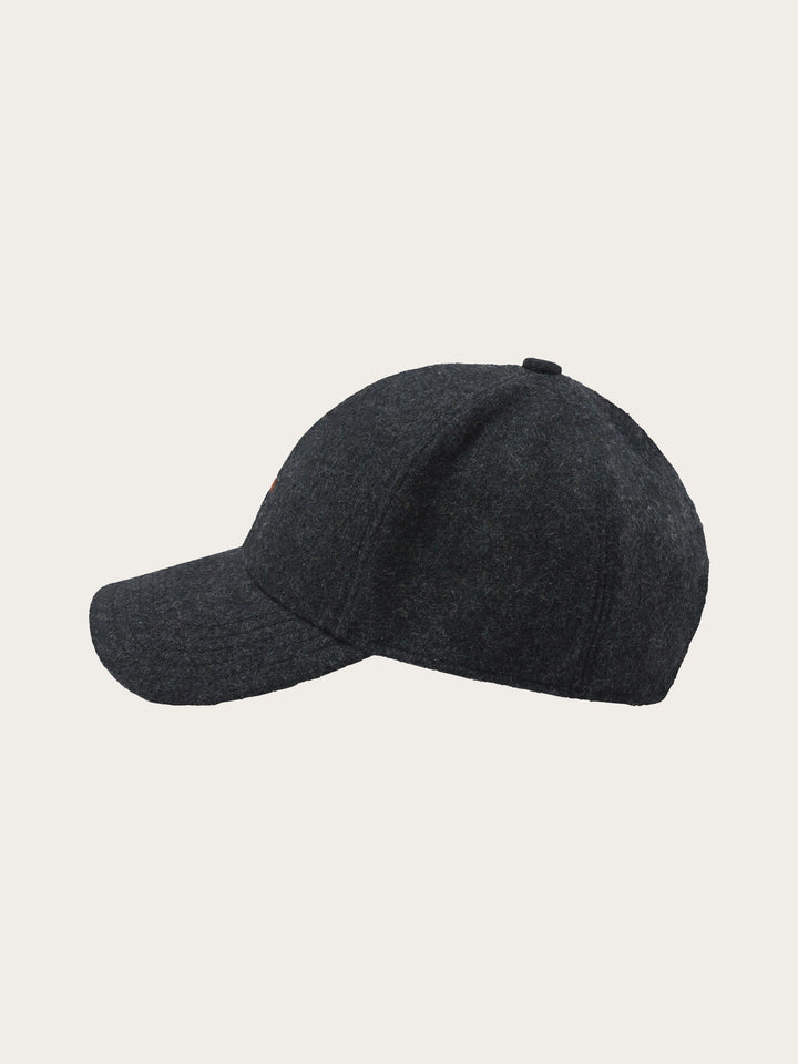 Einfarbige Basecap mit gestickter bugatti-Flag