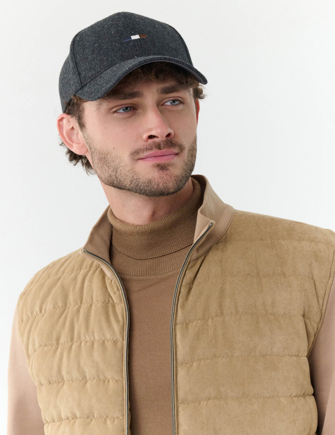 Einfarbige Basecap mit gestickter bugatti-Flag