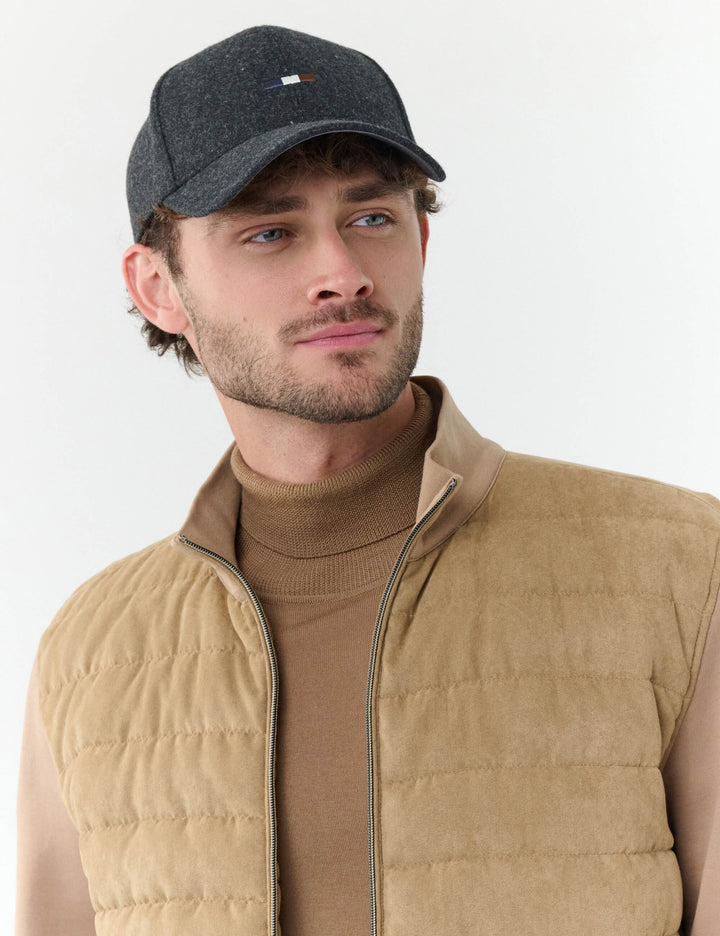 Einfarbige Basecap mit gestickter bugatti-Flag