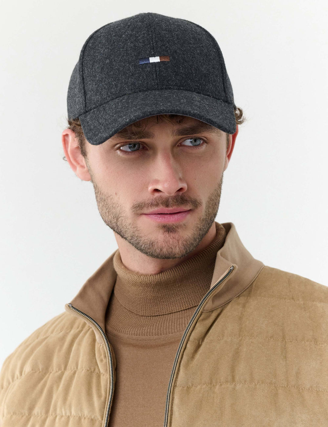 Einfarbige Basecap mit gestickter bugatti-Flag