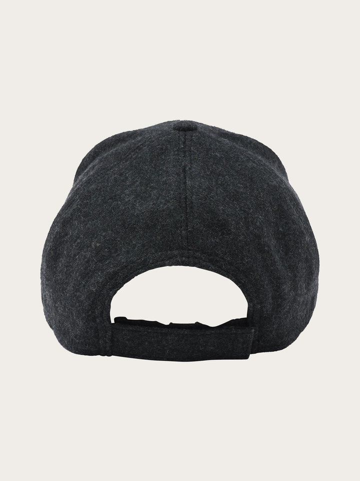Einfarbige Basecap mit gestickter bugatti-Flag