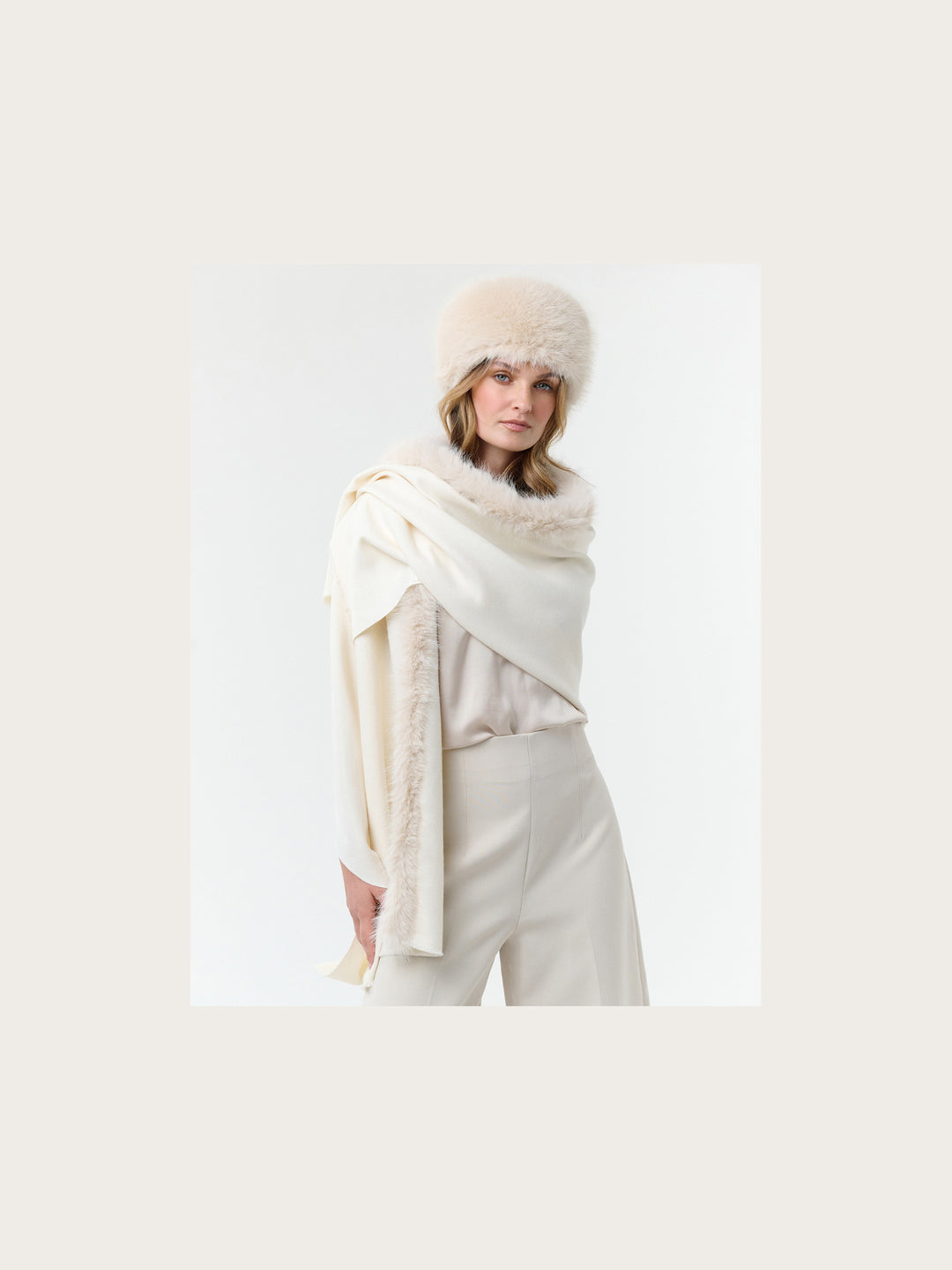 Einfarbiger Poncho mit Kunstfell-Rand