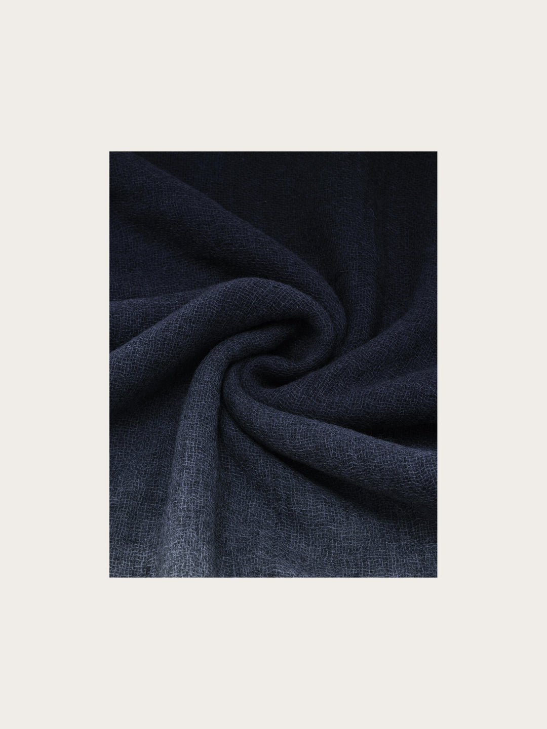 Wollschal im Ombré-Design