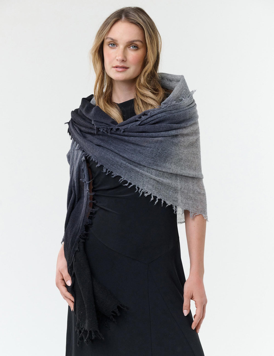 Wollschal im Ombré-Design