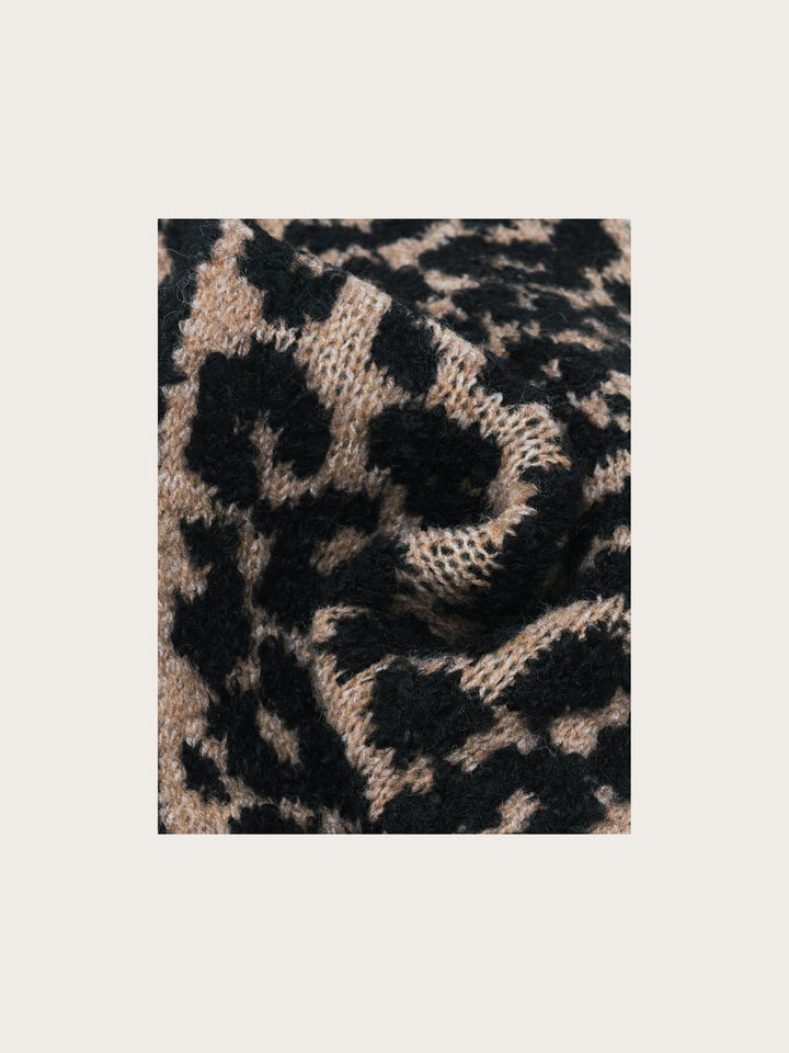 Sustainability Edition - Schmaler Strickschal mit Leo-Design