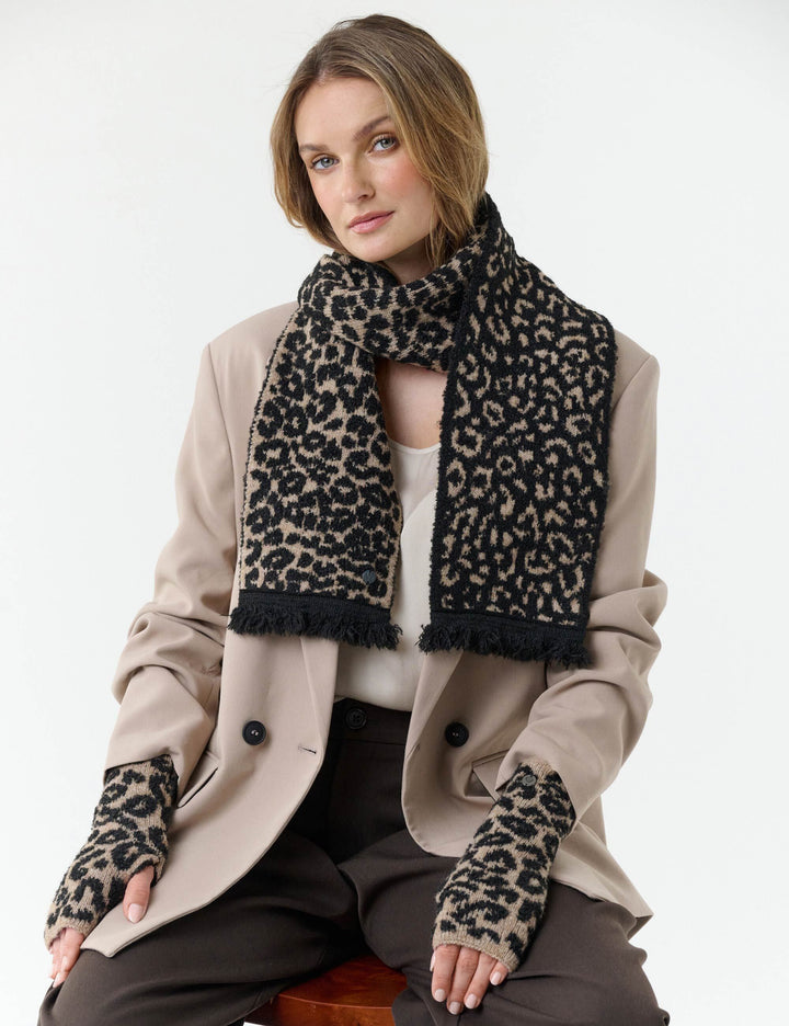 Sustainability Edition - Schmaler Strickschal mit Leo-Design
