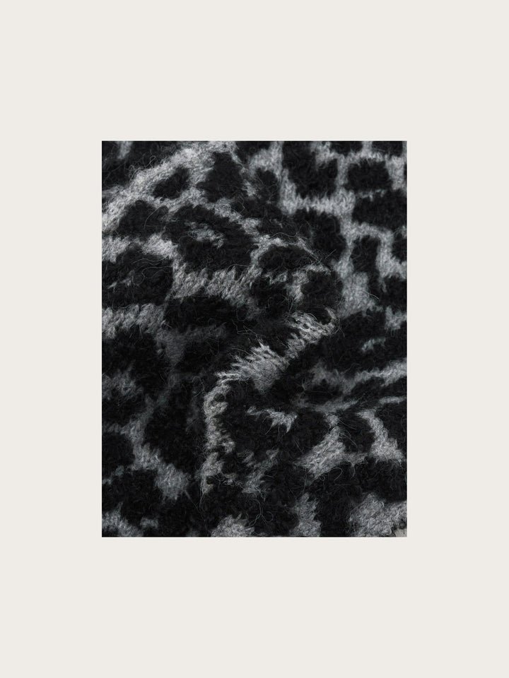 Sustainability Edition - Schmaler Strickschal mit Leo-Design