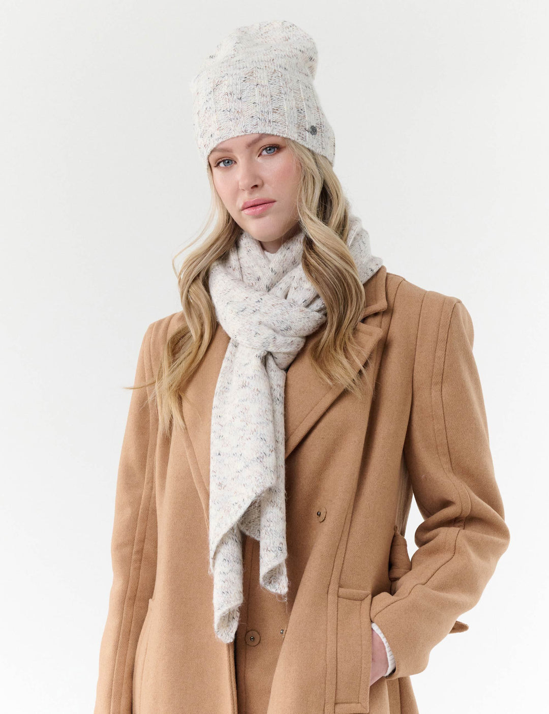 Melierter Strickschal mit Glitzer im Bias Cut
