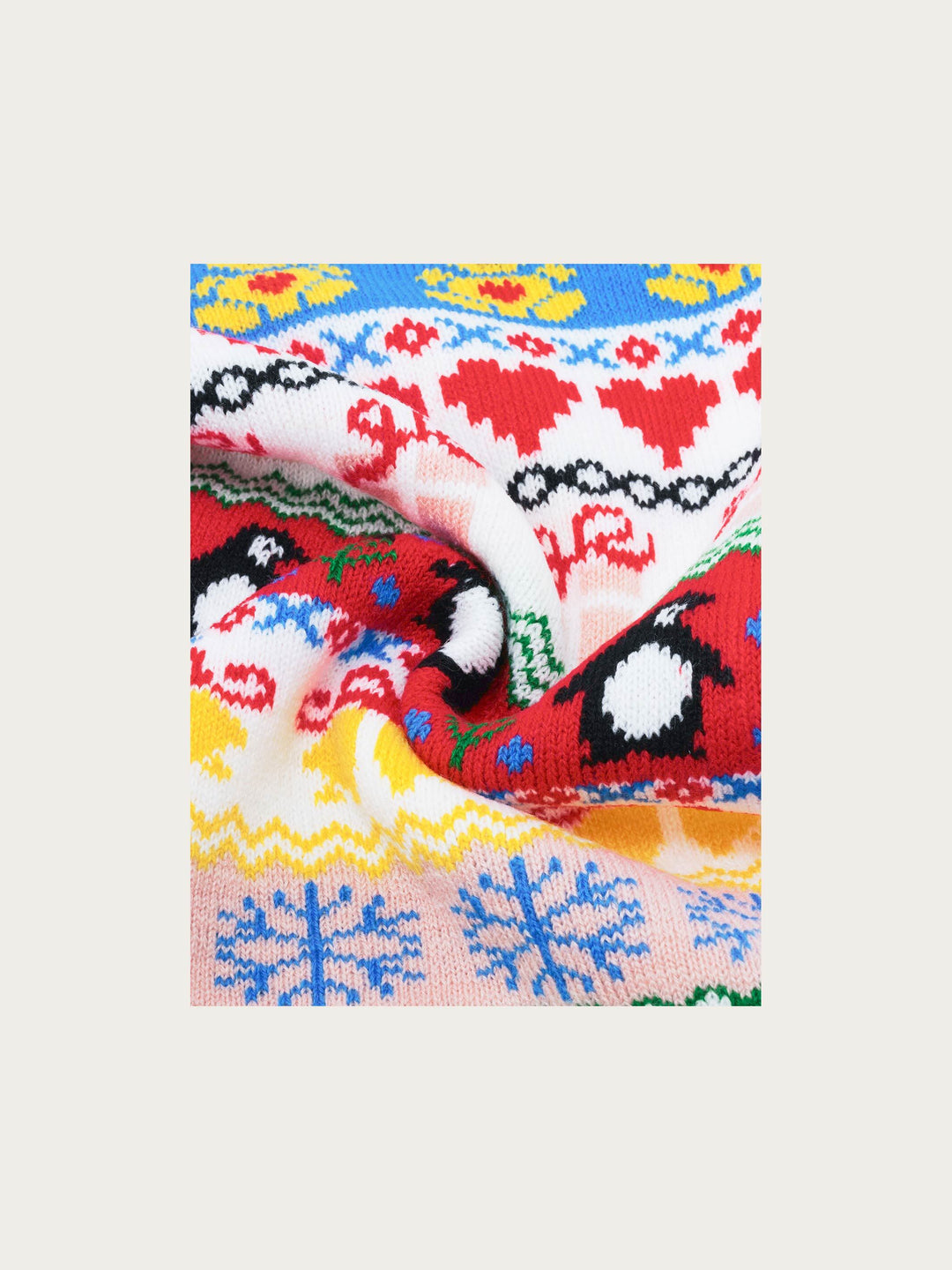 Witziger Strickschal mit weihnachtlichen Motiven