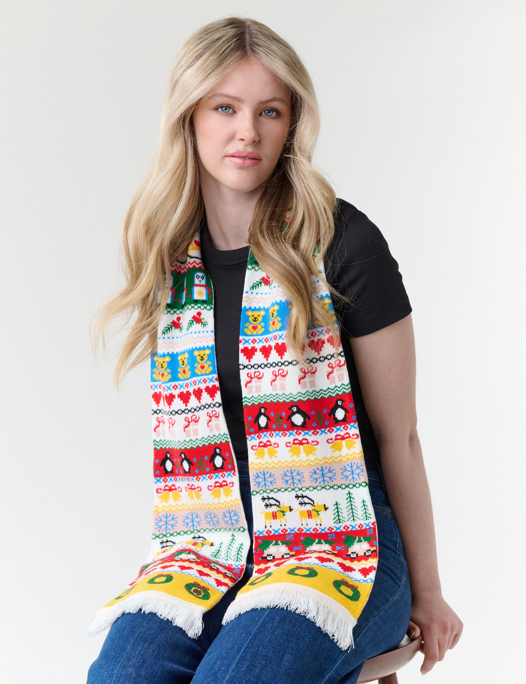 Witziger Strickschal mit weihnachtlichen Motiven