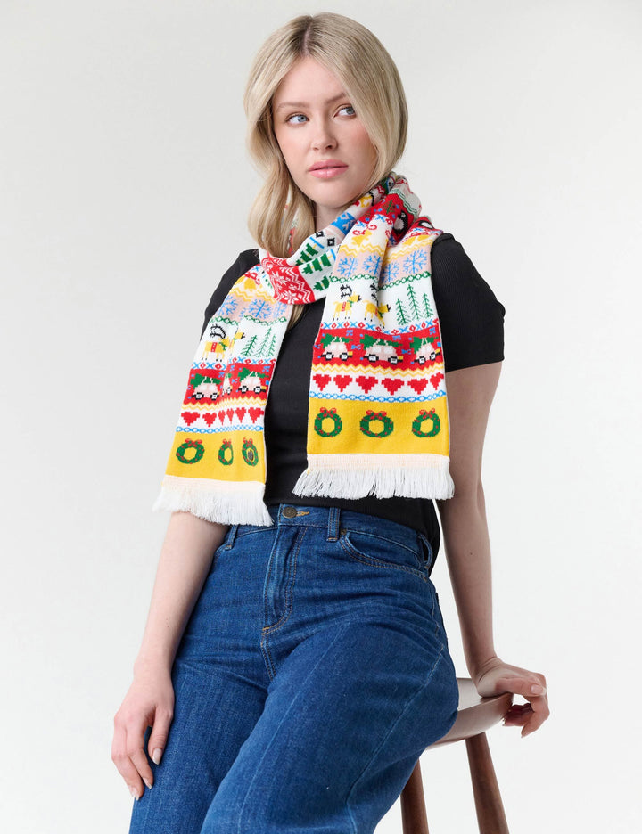 Witziger Strickschal mit weihnachtlichen Motiven