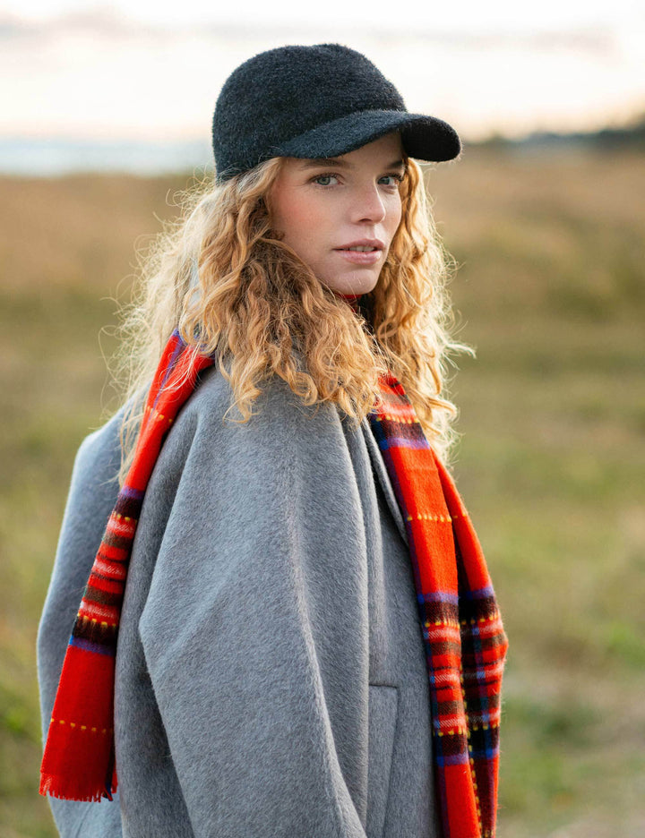 Flauschige, zart schimmernde Baseballkappe
