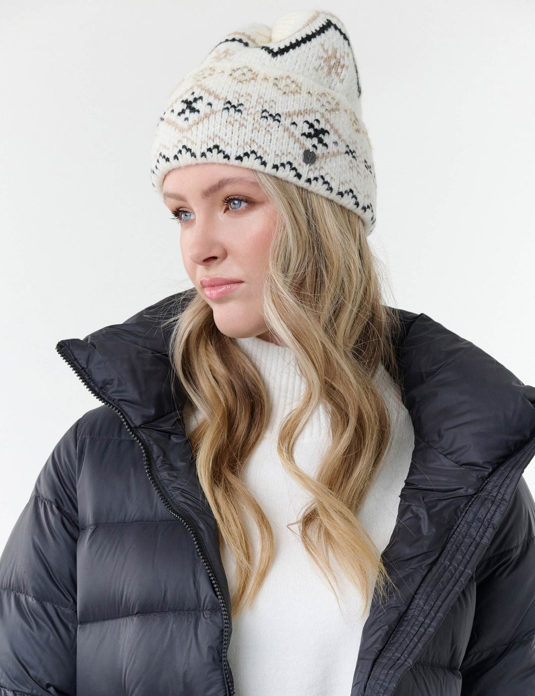 Strickmütze mit winterlichem Norweger-Muster und Bommel