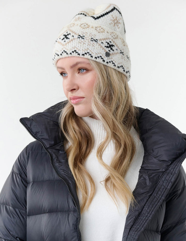 Strickmütze mit winterlichem Norweger-Muster und Bommel