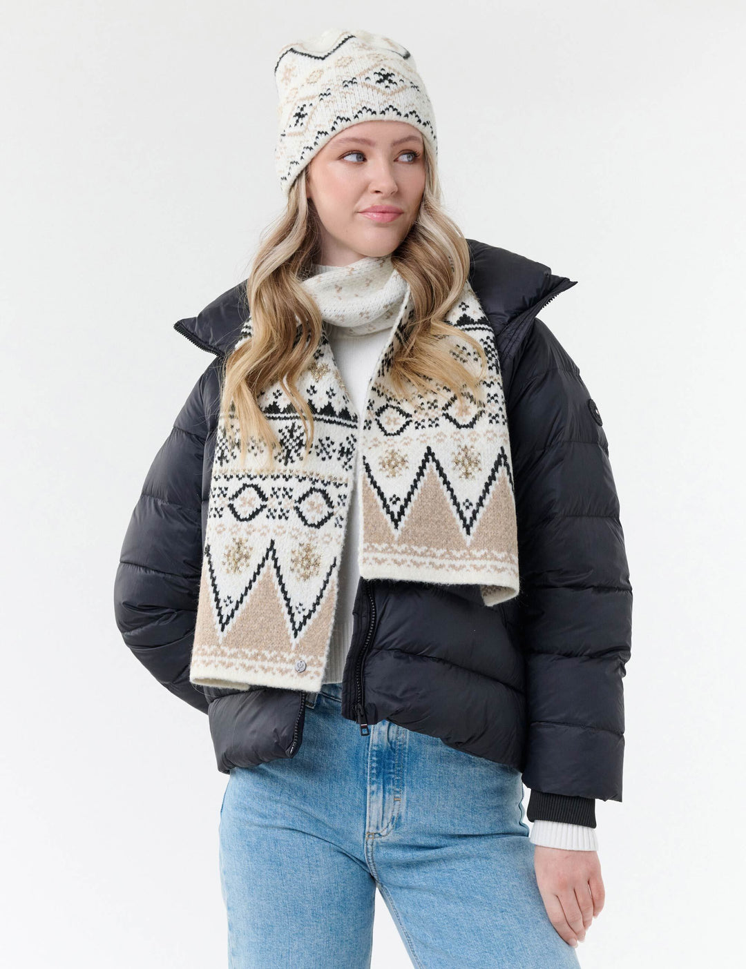 Strickmütze mit winterlichem Norweger-Muster und Bommel
