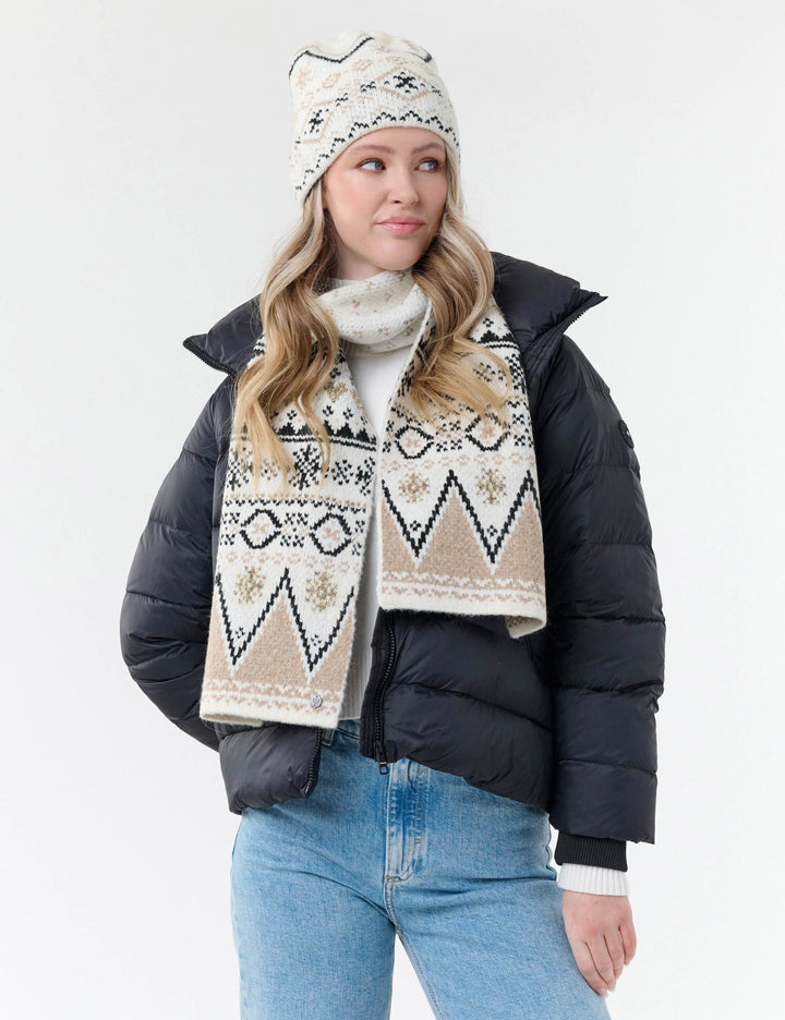 Strickmütze mit winterlichem Norweger-Muster und Bommel