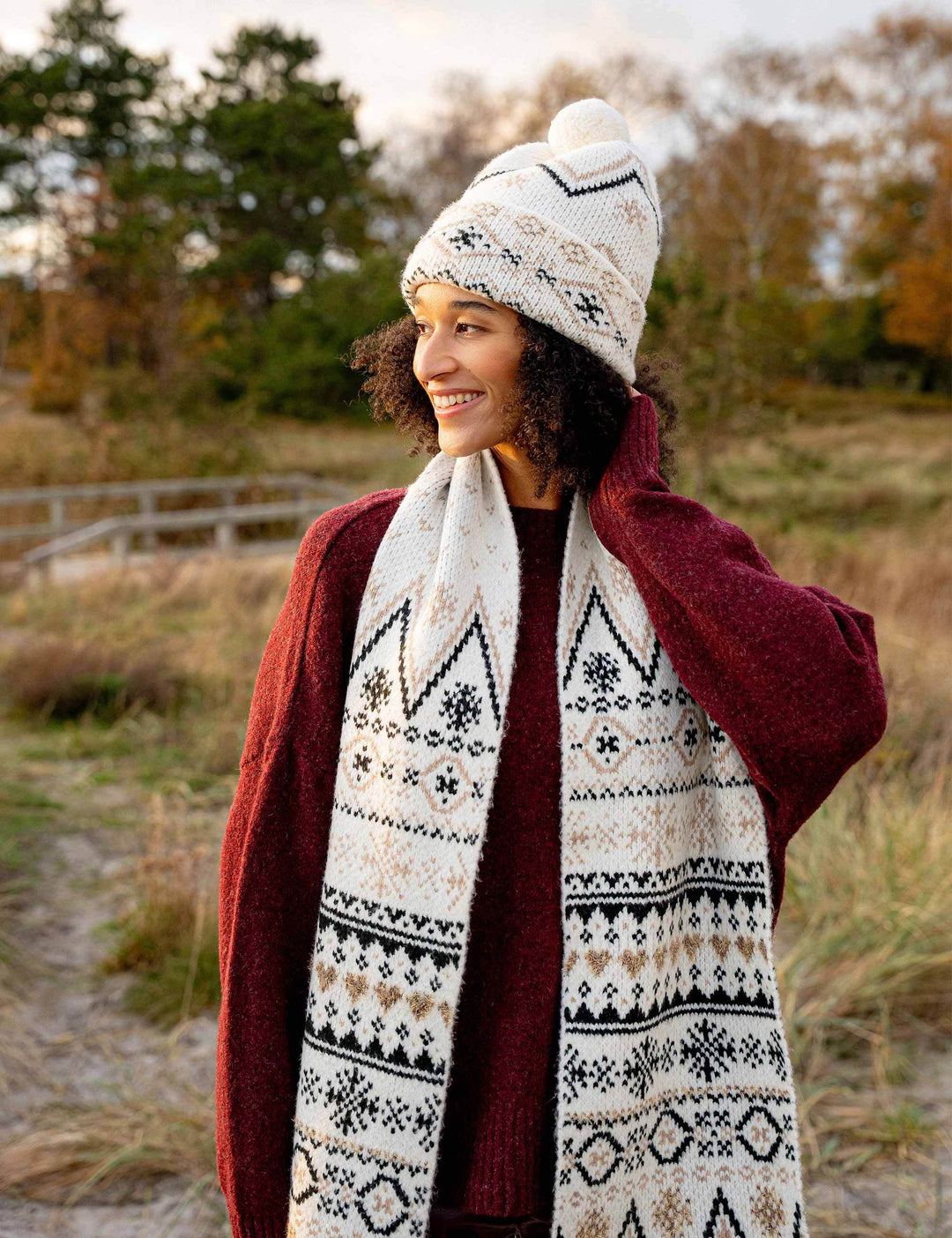 Strickmütze mit winterlichem Norweger-Muster und Bommel