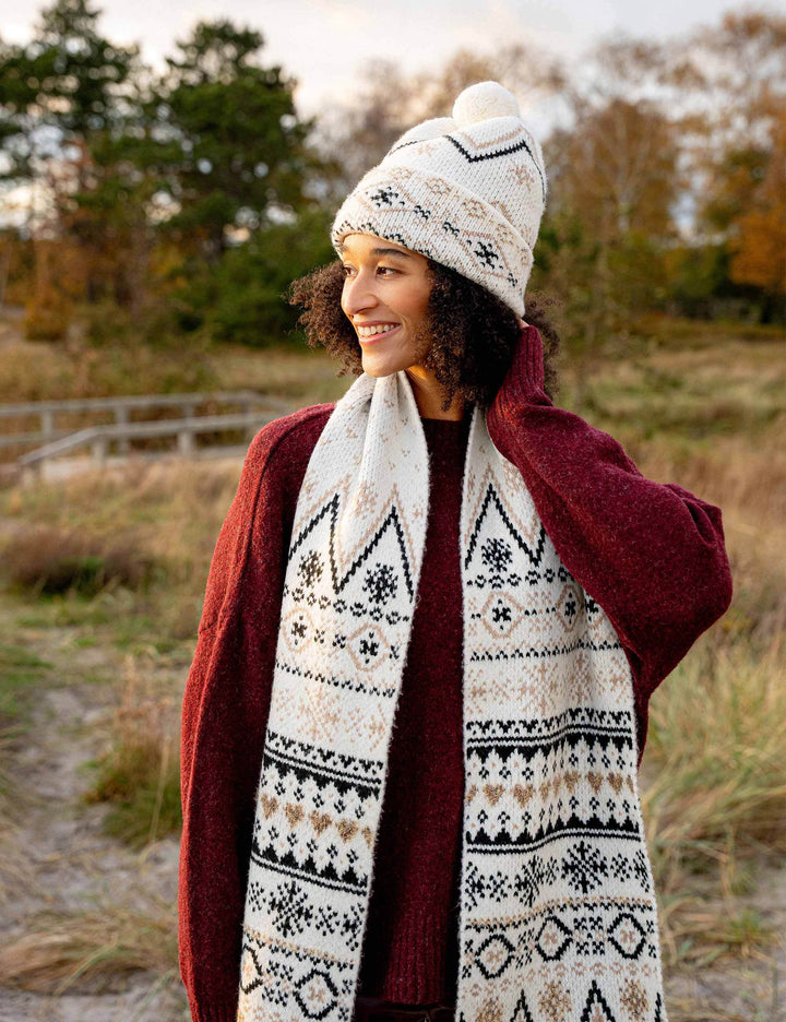 Strickmütze mit winterlichem Norweger-Muster und Bommel