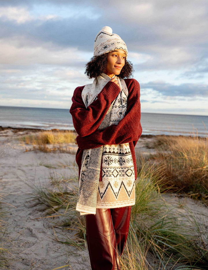 Strickmütze mit winterlichem Norweger-Muster und Bommel