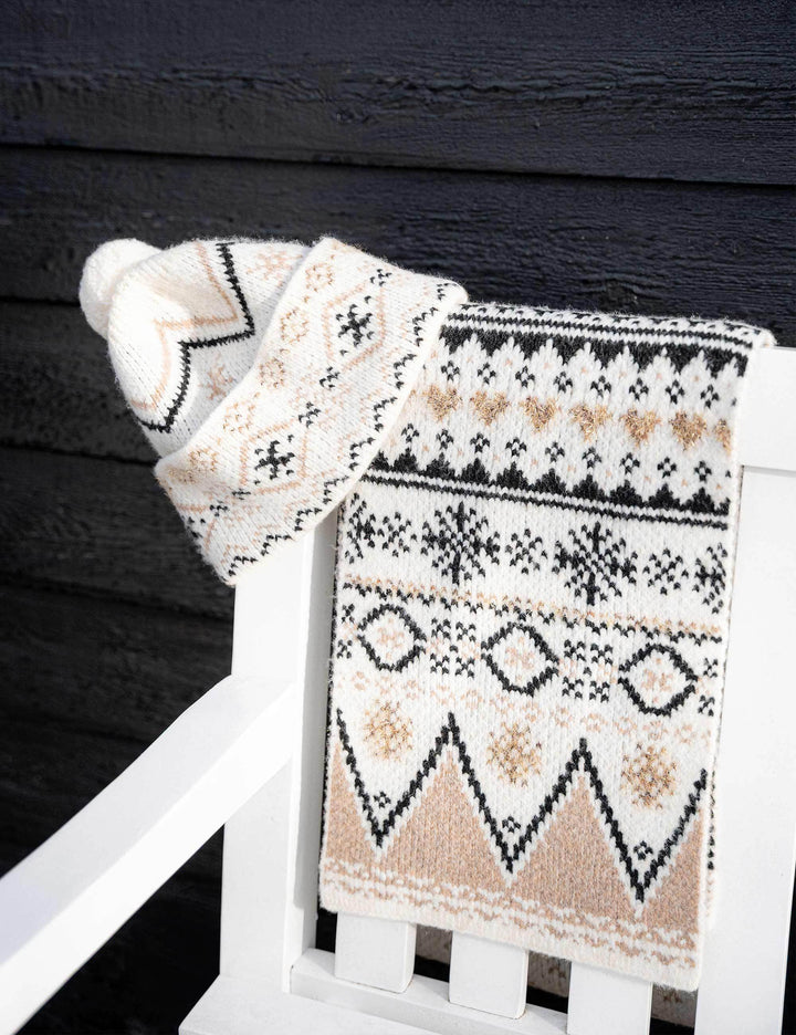 Strickmütze mit winterlichem Norweger-Muster und Bommel