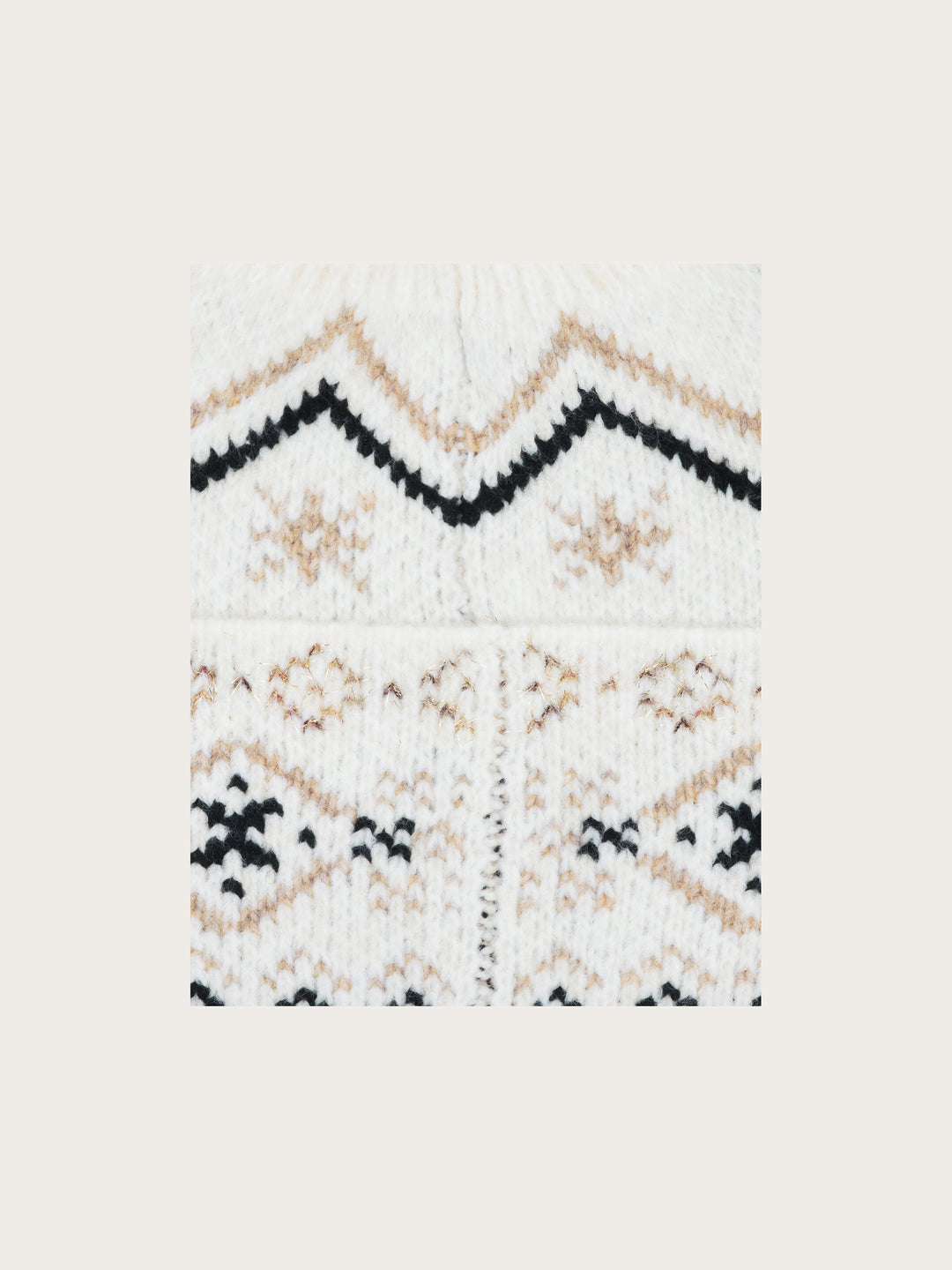 Strickmütze mit winterlichem Norweger-Muster und Bommel