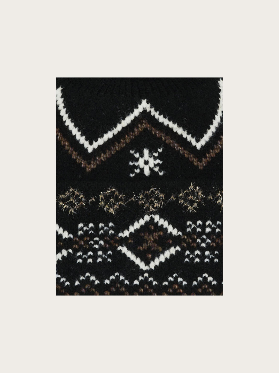 Strickmütze mit winterlichem Norweger-Muster und Bommel
