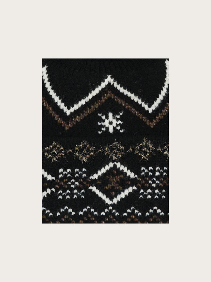 Strickmütze mit winterlichem Norweger-Muster und Bommel