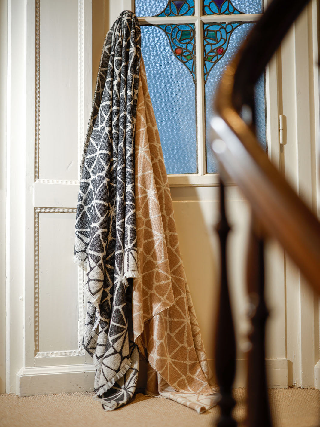 Zwei FRAAS Decken hängen an einem Türgriff