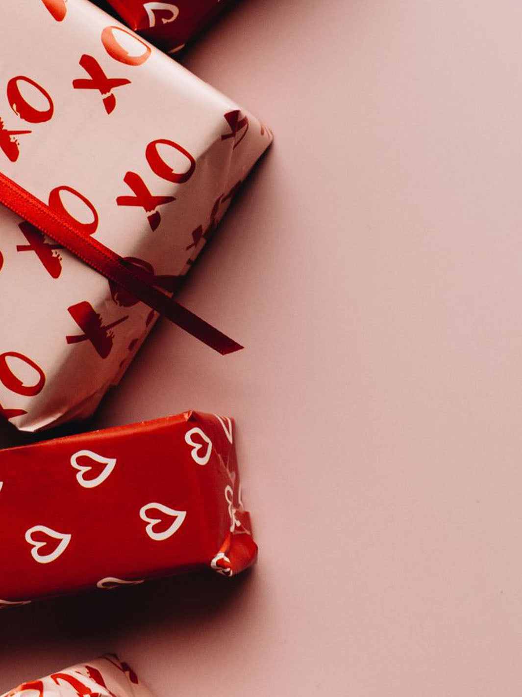 kleine Geschenke in roter und weißer Geschenkverpackung