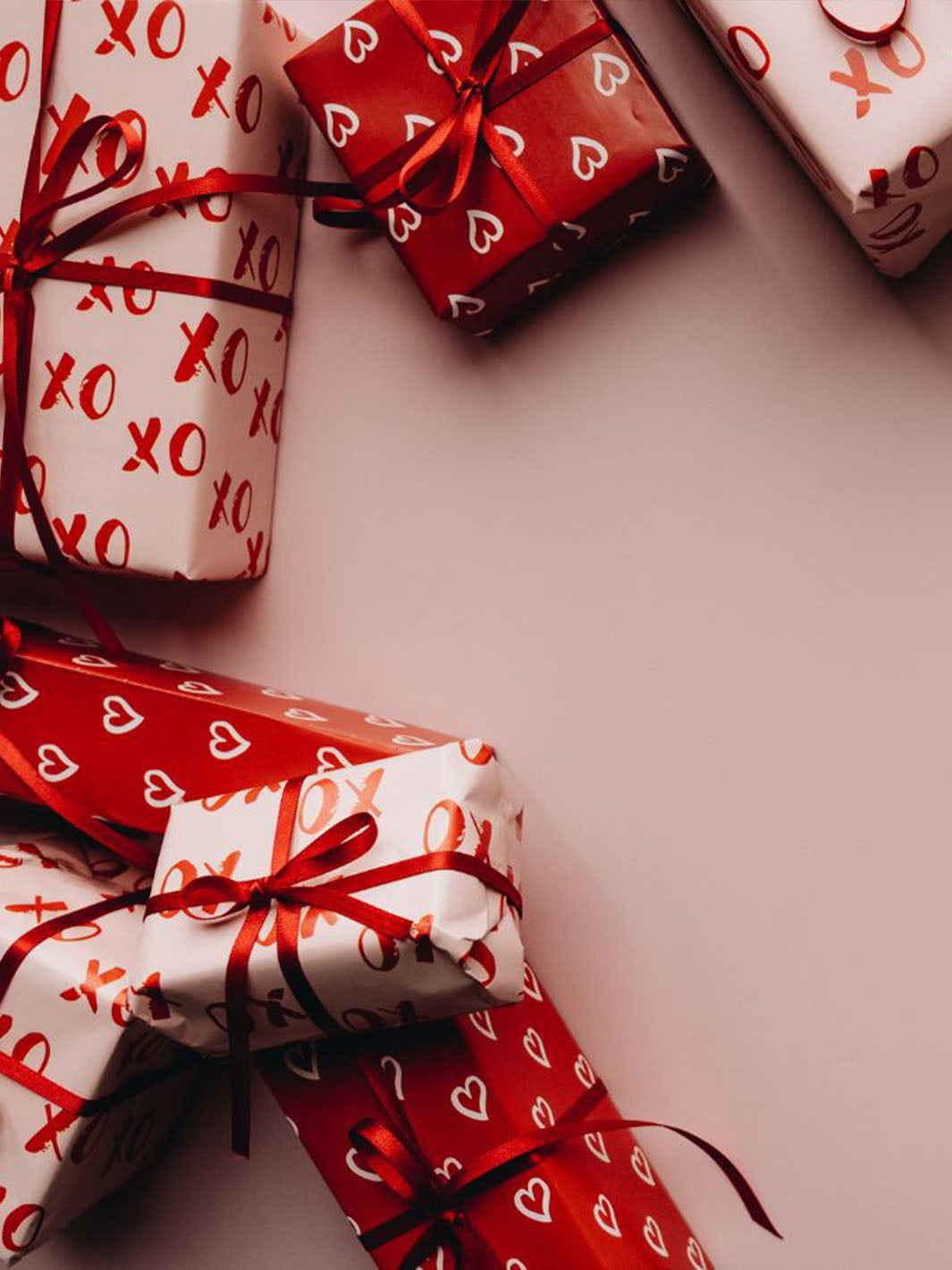 kleine, durcheinander gewürfelte Geschenke in roter und weißer Geschenkverpackung