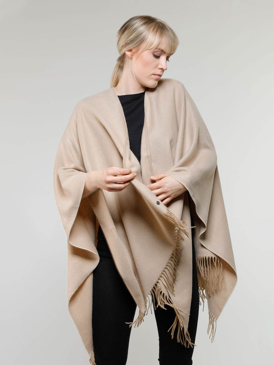 Einfarbiger Poncho aus reinem Polyacryl