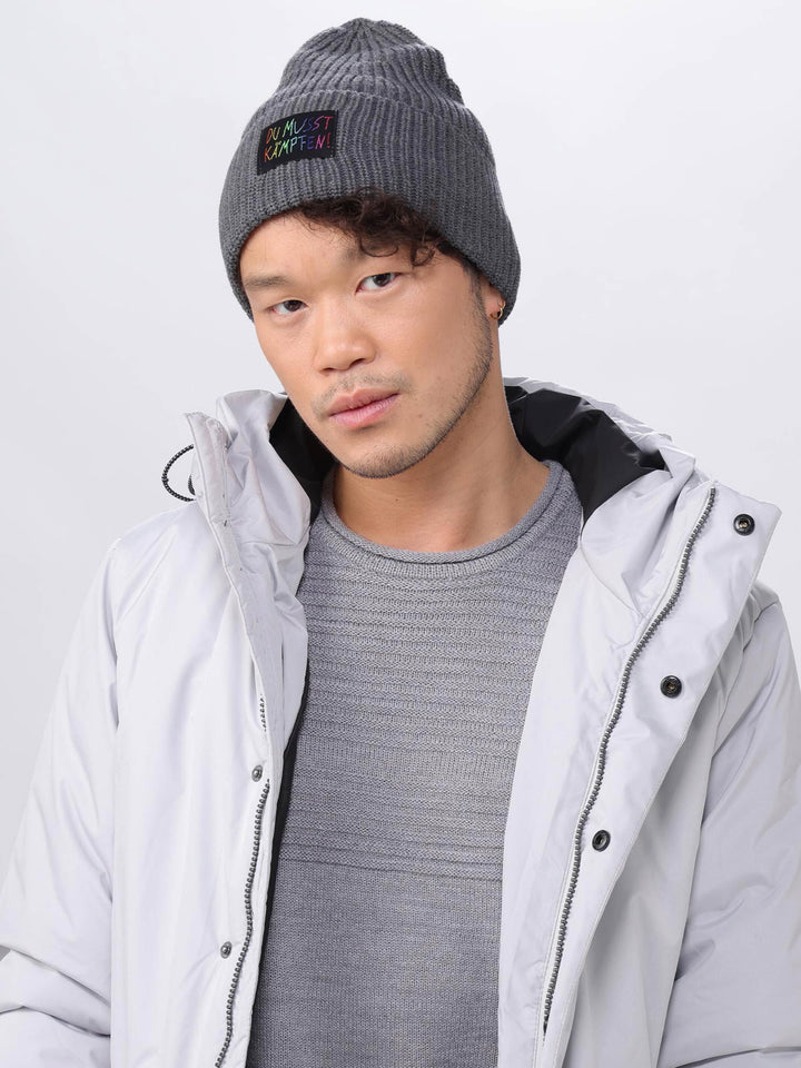 Gerippte Strickmütze mit Aufnäher DU MUSST KÄMPFEN!