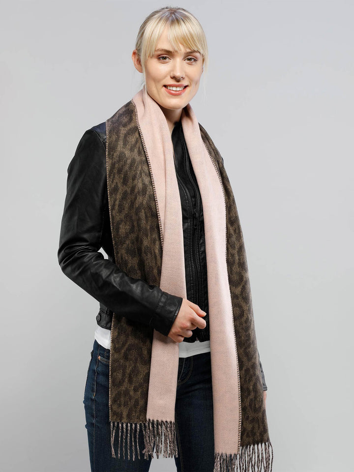 Cashmink-Schal mit Leo-Design und zwei unterschiedlichen Seiten