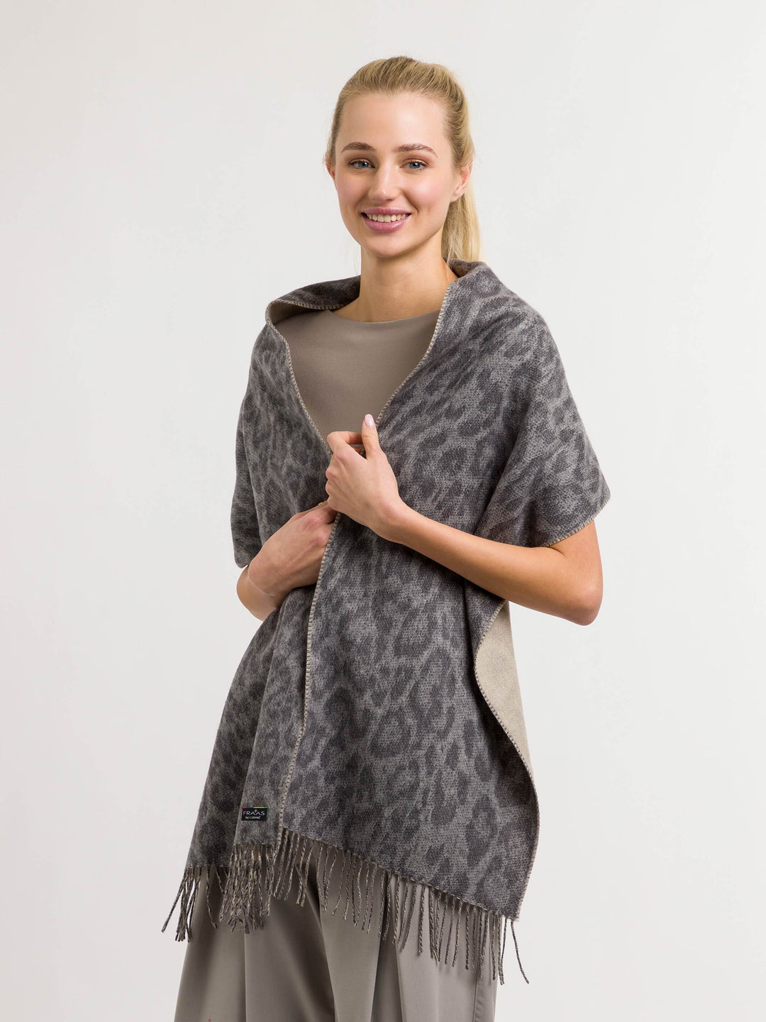 Cashmink-Schal mit Leo-Design und zwei unterschiedlichen Seiten