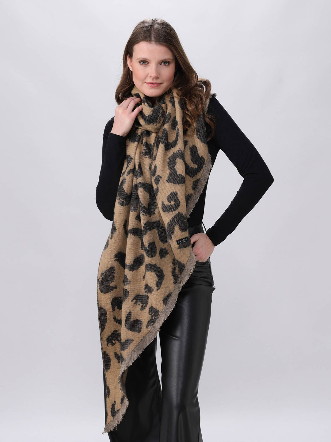 Sustainability Edition - Cashmink-Schal mit Leo-Design und Bias Cut - Made in Germany