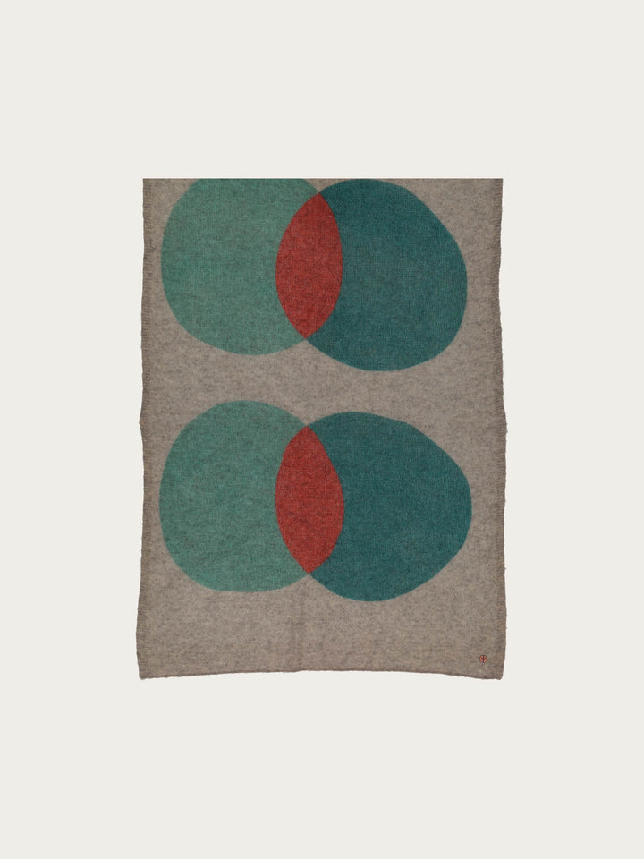 Strickschal mit XL-Punkten aus reiner Wolle