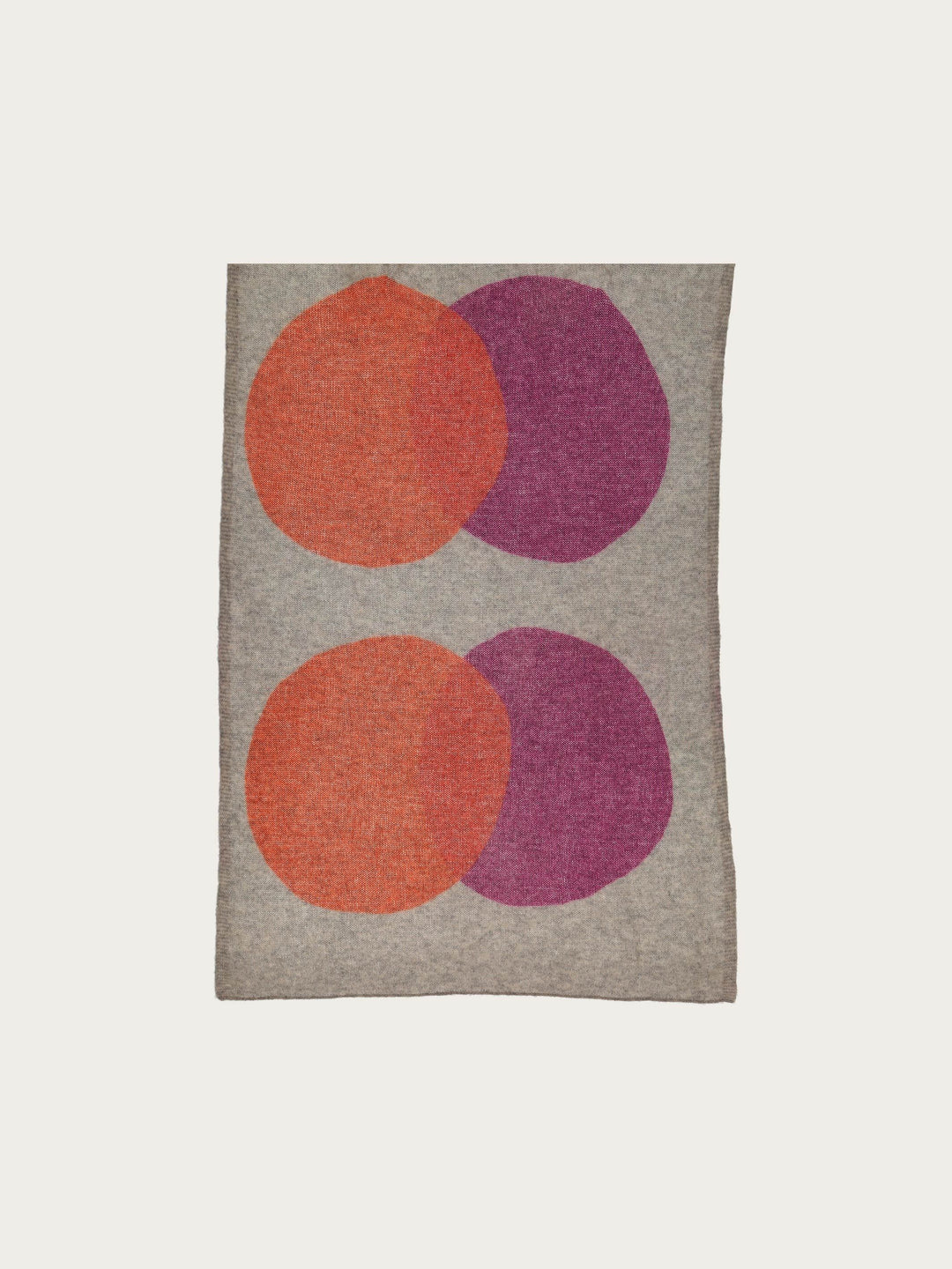 Strickschal mit XL-Punkten aus reiner Wolle