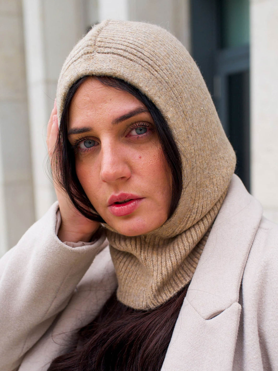 Strick-Kapuzenschal mit zartem Glitzer