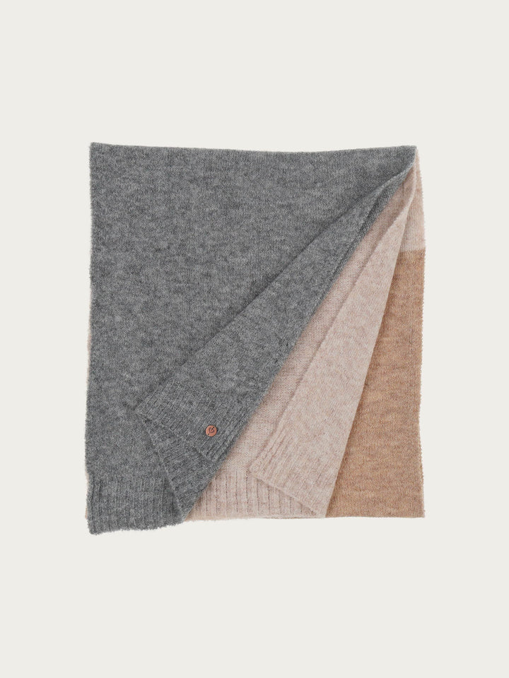 Gestrickter Schal mit Blockstreifen