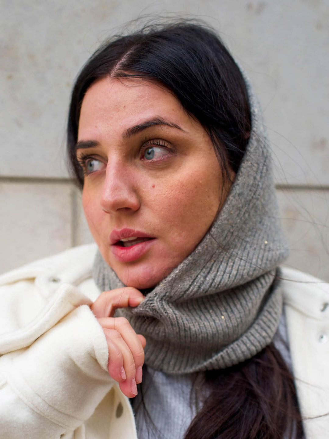 Strick-Kapuzenschal mit zartem Glitzer