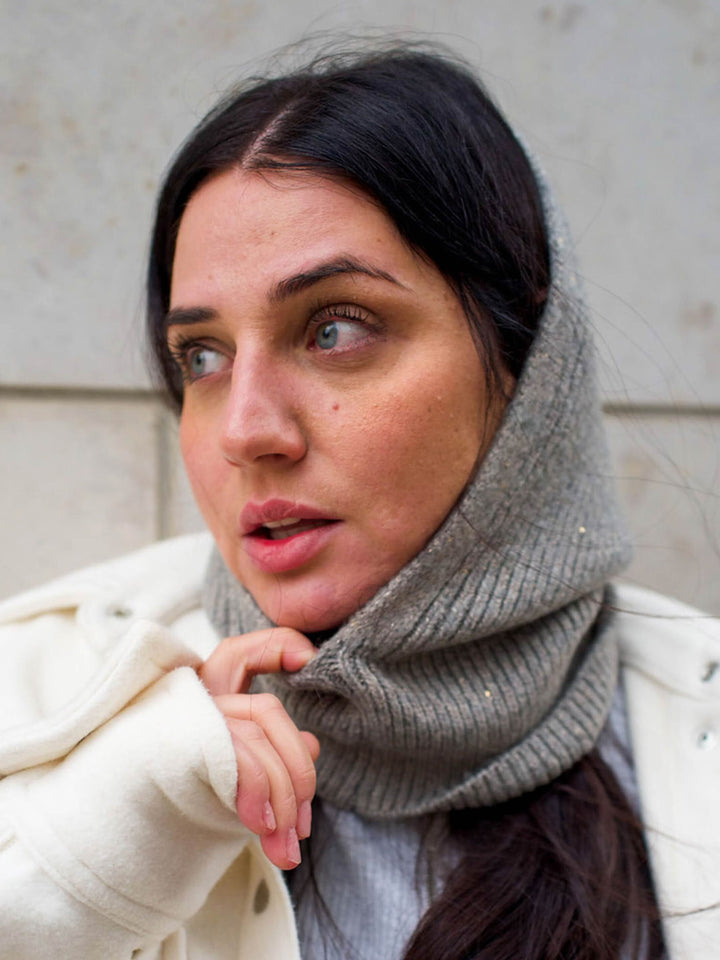 Strick-Kapuzenschal mit zartem Glitzer