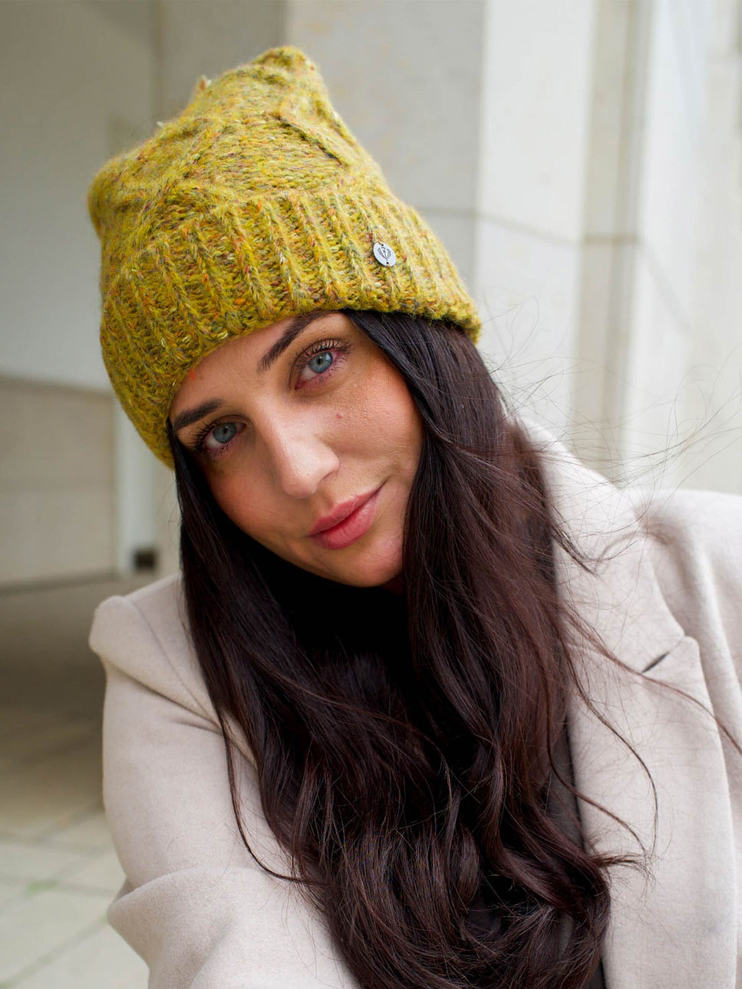 Melierte Strickmütze mit Zopfmuster