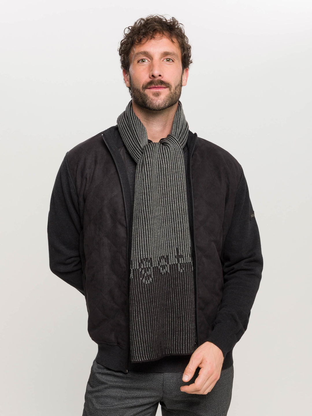 Strickschal mit bugatti-Schriftzug in Wollmischung
