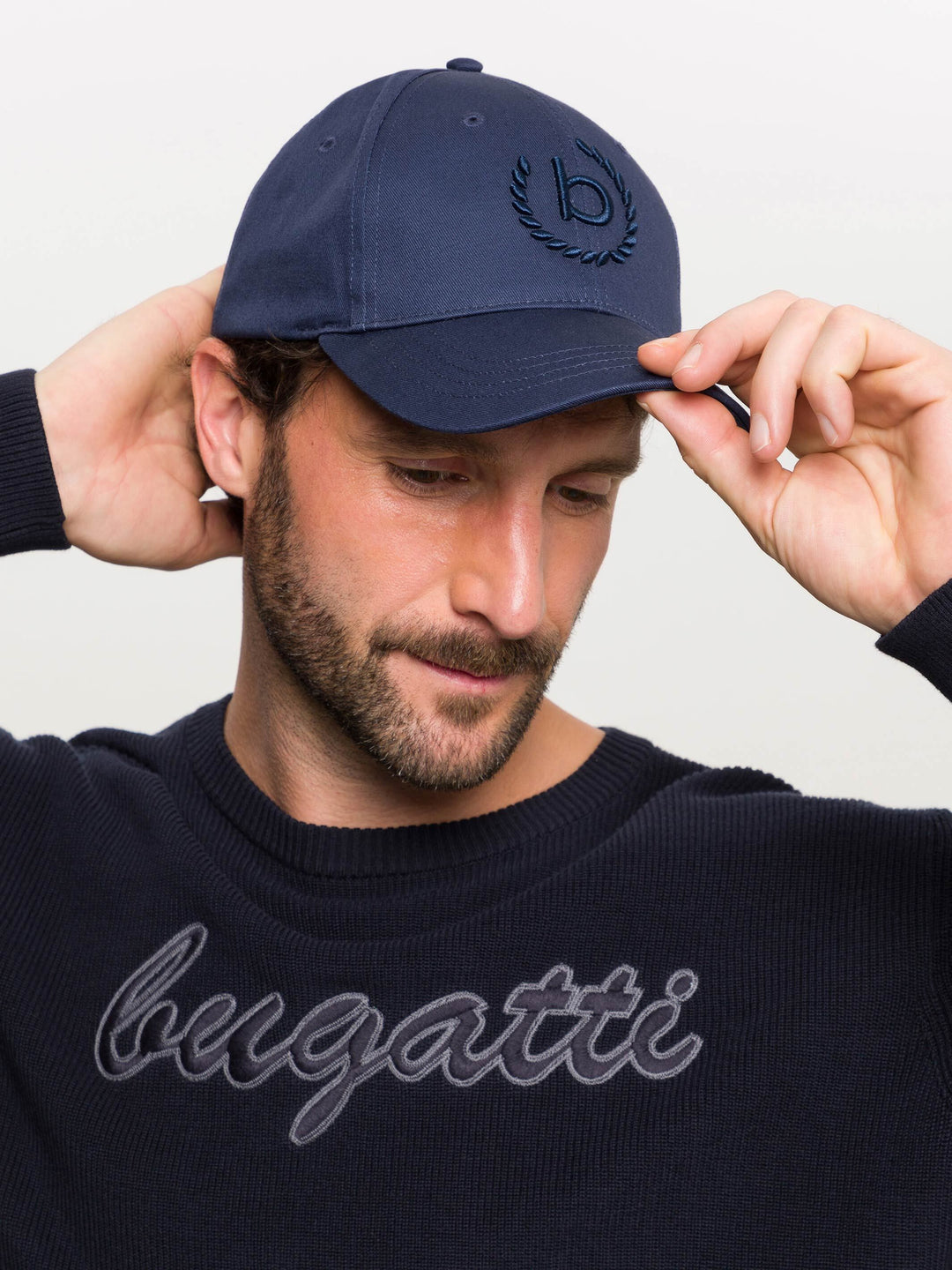 Einfarbige Baseballkappe mit gesticktem bugatti-Logo