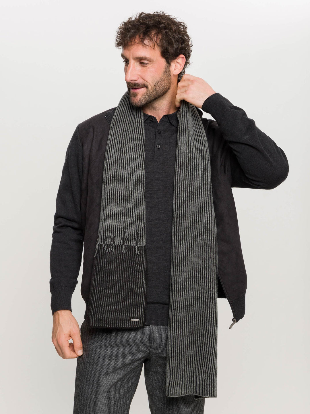 Strickschal mit bugatti-Schriftzug in Wollmischung