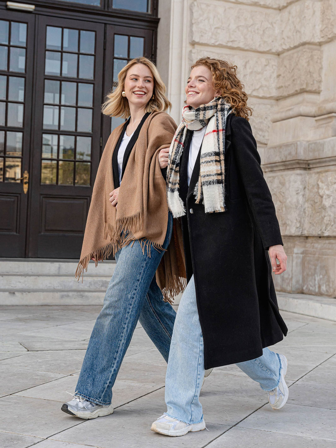 Einfarbiger Poncho aus reiner Wolle